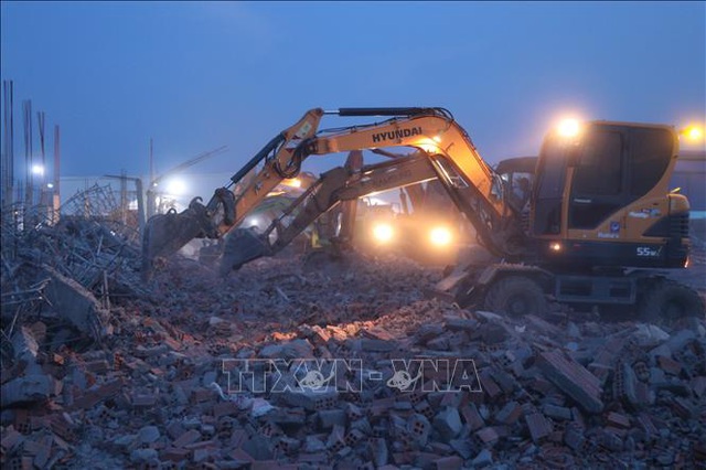 Thủ tướng yêu cầu khẩn trương điều tra làm rõ nguyên nhân vụ tai nạn sập công trình ở Khu công nghiệp Giang Điền - Ảnh 1.