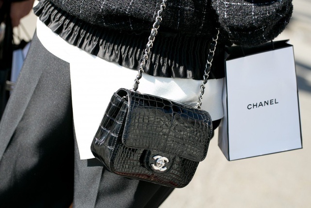Sự cố xếp hàng dài mua đồ hiệu, Chanel có nguy cơ phải đóng cửa hiệu ở Seoul - Ảnh 1.