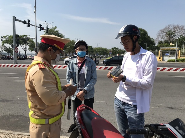 Cảnh sát giao thông Đà Nẵng ra quân tổng kiểm soát phương tiện giao thông cơ giới đường bộ - Ảnh 1.