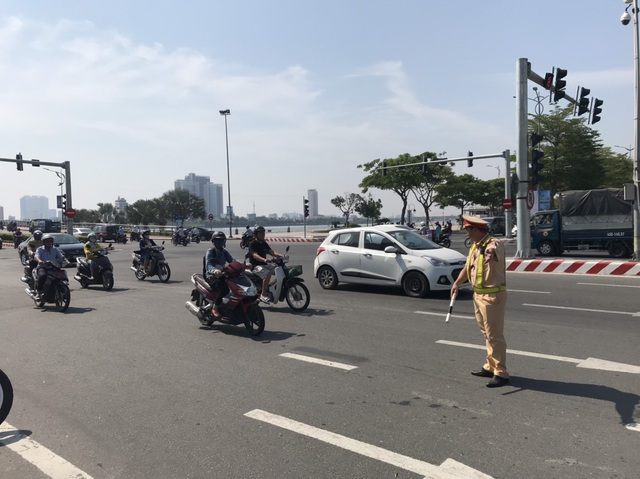 Cảnh sát giao thông Đà Nẵng ra quân tổng kiểm soát phương tiện giao thông cơ giới đường bộ - Ảnh 3.