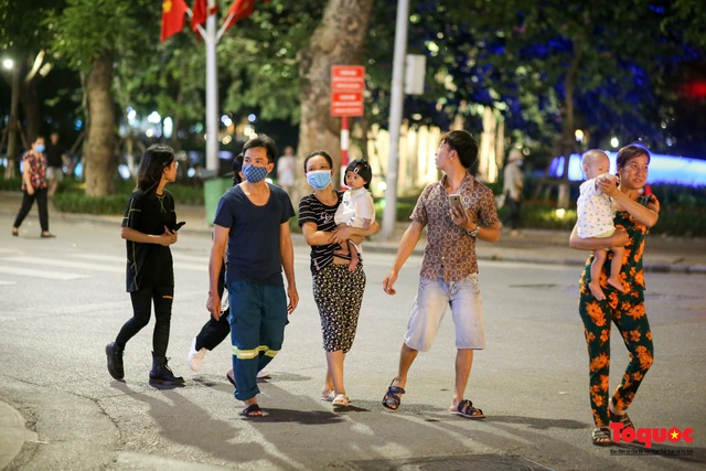 Hà Nội: Phố đi bộ mở của trở lại, người dân không đeo khẩu trang sẽ bị mời về - Ảnh 14.