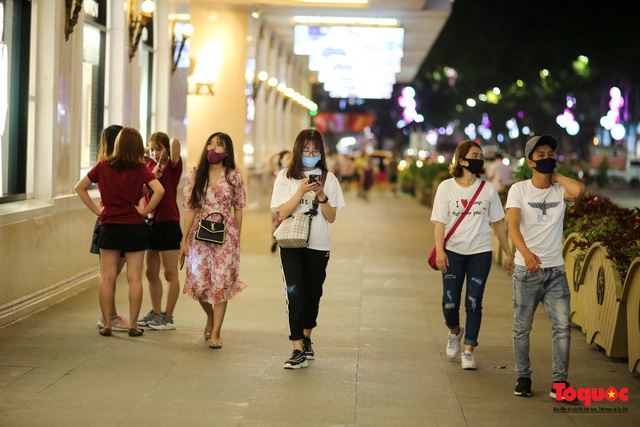 Hà Nội: Phố đi bộ mở của trở lại, người dân không đeo khẩu trang sẽ bị mời về - Ảnh 13.
