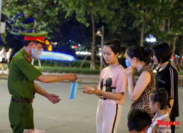 Hà Nội: Phố đi bộ mở của trở lại, người dân không đeo khẩu trang sẽ bị mời về - Ảnh 15.