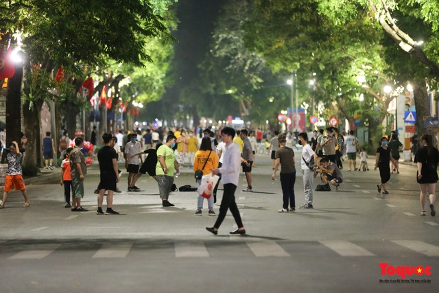 Hà Nội: Phố đi bộ mở của trở lại, người dân không đeo khẩu trang sẽ bị mời về - Ảnh 17.