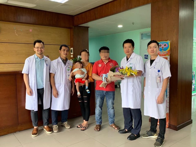 Bác sĩ Việt Nam nỗ lực cứu sống bé gái 1 tuổi người Lào giữa đại dịch COVID-19 - Ảnh 1.