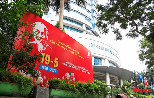 Hà Nội trang hoàng rực rỡ kỷ niệm 130 năm Ngày sinh Chủ tịch Hồ Chí Minh - Ảnh 15.