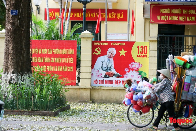 Hà Nội trang hoàng rực rỡ kỷ niệm 130 năm Ngày sinh Chủ tịch Hồ Chí Minh - Ảnh 11.