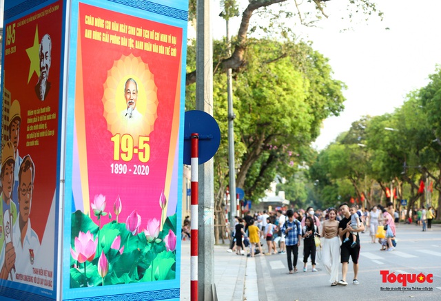 Hà Nội trang hoàng rực rỡ kỷ niệm 130 năm Ngày sinh Chủ tịch Hồ Chí Minh - Ảnh 10.