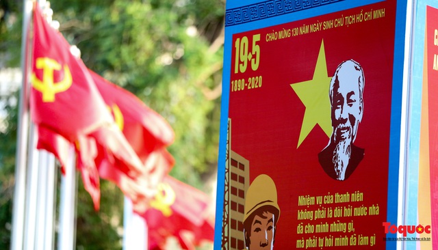 Hà Nội trang hoàng rực rỡ kỷ niệm 130 năm Ngày sinh Chủ tịch Hồ Chí Minh - Ảnh 9.