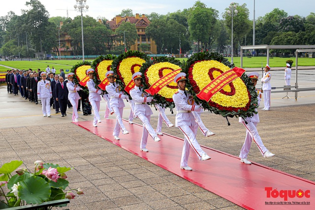 Lãnh đạo Đảng, Nhà nước vào Lăng viếng Chủ tịch Hồ Chí Minh nhân kỷ niệm 130 năm sinh ngày sinh của Bác - Ảnh 1.