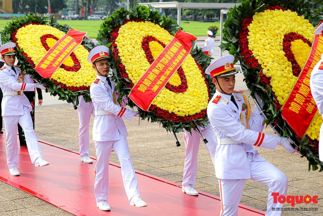 Lãnh đạo Đảng, Nhà nước vào Lăng viếng Chủ tịch Hồ Chí Minh nhân kỷ niệm 130 năm sinh ngày sinh của Bác - Ảnh 3.