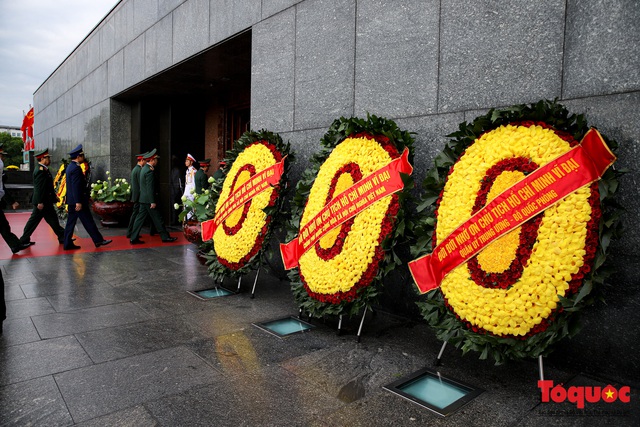 Lãnh đạo Đảng, Nhà nước vào Lăng viếng Chủ tịch Hồ Chí Minh nhân kỷ niệm 130 năm sinh ngày sinh của Bác - Ảnh 8.