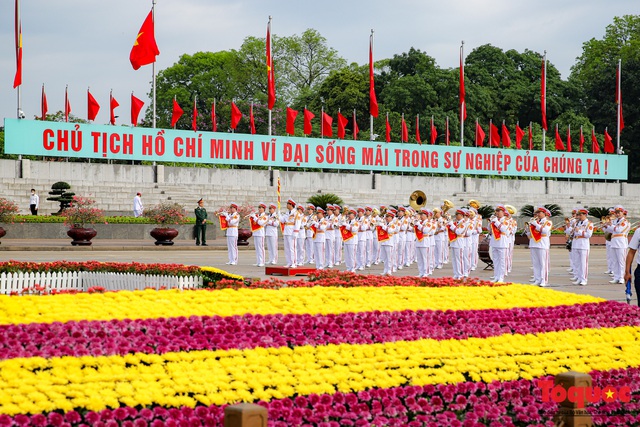 Lãnh đạo Đảng, Nhà nước vào Lăng viếng Chủ tịch Hồ Chí Minh nhân kỷ niệm 130 năm sinh ngày sinh của Bác - Ảnh 9.