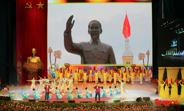 Trang trọng Lễ kỷ niệm 130 năm Ngày sinh Chủ tịch Hồ Chí Minh - Ảnh 12.