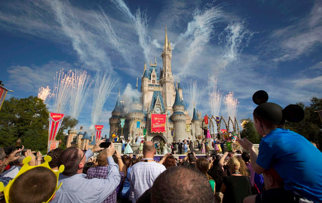 Xếp hàng dài, đông trẻ em và rất nhiều đụng chạm: Disney làm gì để tái mở cửa loạt công viên của mình? - Ảnh 2.