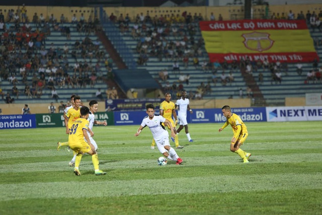 Báo chí Thái Lan thán phục trước trận đấu mở màn các giải bóng đá tại Việt Nam - Ảnh 1.