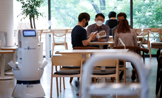 Robot pha chế thay thế hoàn toàn con người tại quán café Hàn Quốc - Ảnh 1.