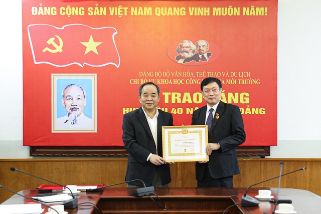 Thứ trưởng Lê Khánh Hải trao Huy hiệu 40 năm tuổi Đảng cho Vụ trưởng Vụ Khoa học, Công nghệ và Môi trường - Ảnh 1.
