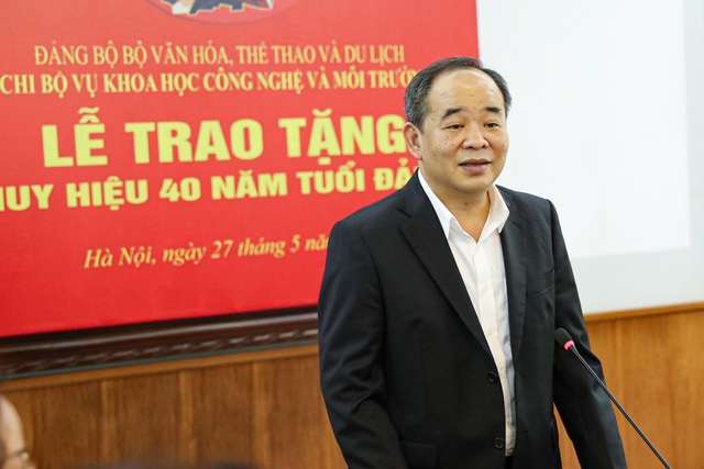 Thứ trưởng Lê Khánh Hải trao Huy hiệu 40 năm tuổi Đảng cho Vụ trưởng Vụ Khoa học, Công nghệ và Môi trường - Ảnh 2.