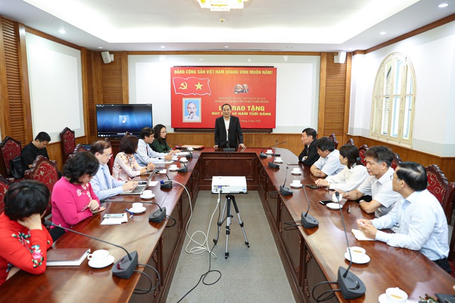 Thứ trưởng Lê Khánh Hải trao Huy hiệu 40 năm tuổi Đảng cho Vụ trưởng Vụ Khoa học, Công nghệ và Môi trường - Ảnh 3.
