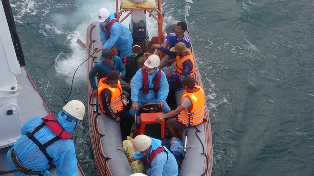 Cứu thành công 13 ngư dân tàu cá bị chìm do đâm va vào đá tại vùng biển Đà Nẵng - Ảnh 1.