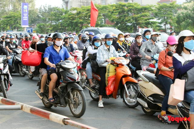 Người dân trở lại thủ đô sau kỳ nghỉ lễ, các của ngõ vào nội đô ùn tắc kéo dài - Ảnh 8.