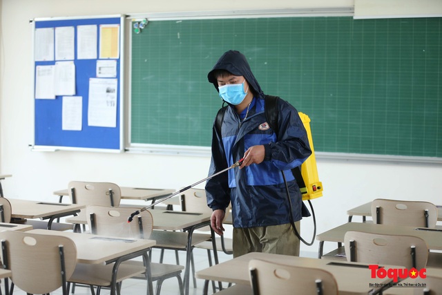 Trường học Hà Nội hối hả dọn vệ sinh, đón học sinh đi học trở lại - Ảnh 4.