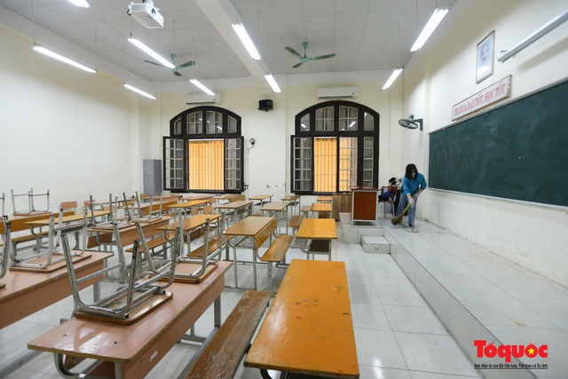 Trường học Hà Nội hối hả dọn vệ sinh, đón học sinh đi học trở lại - Ảnh 13.