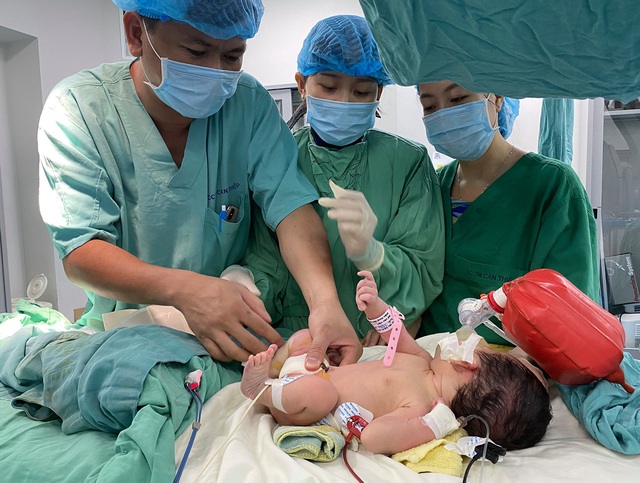Nong van động mạch phổi thành công cho bé sơ sinh 5 ngày tuổi - Ảnh 1.