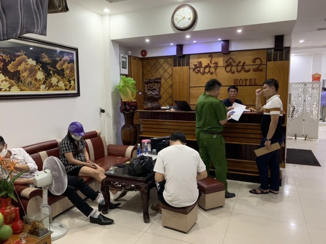 Triệt phá tụ điểm bán dâm cho khách với giá 500.000 đồng/lượt tại Quảng Bình - Ảnh 1.