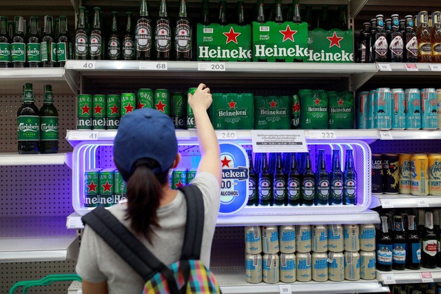 Nới lỏng hạn chế, siêu thị Thái Lan cháy hàng bia rượu sau một tháng đóng băng - Ảnh 1.
