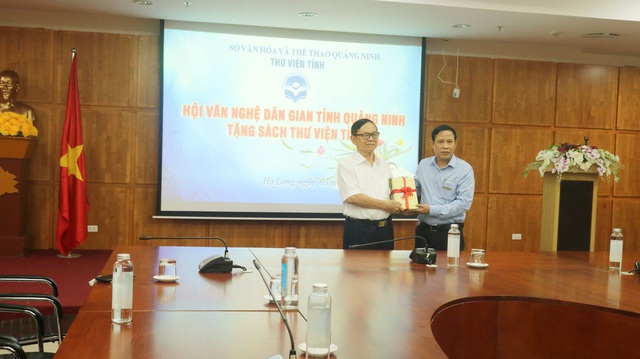 Trao tặng 100 bản sách cho Thư viện tỉnh Quảng Ninh - Ảnh 1.