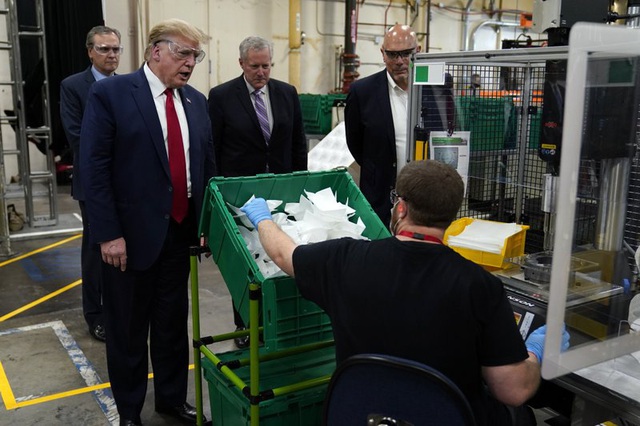Thăm nhà máy khẩu trang mà không đeo khẩu trang, Tổng thống Trump nêu cái giá phải trả để tái mở cửa nước Mỹ - Ảnh 2.