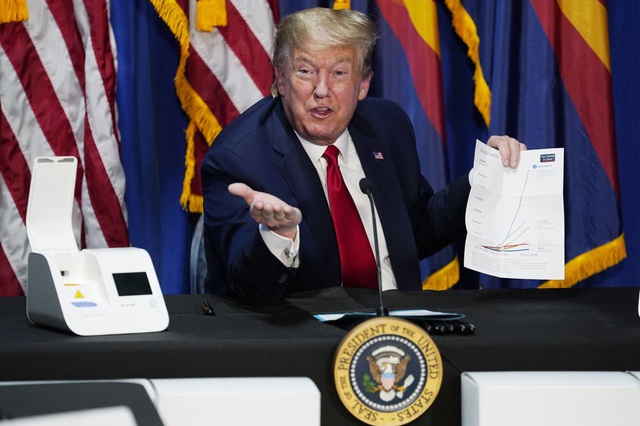 Thăm nhà máy khẩu trang mà không đeo khẩu trang, Tổng thống Trump nêu cái giá phải trả để tái mở cửa nước Mỹ - Ảnh 3.