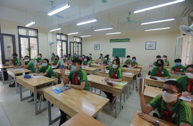 Bộ GDĐT yêu cầu không thực hiện giãn cách, được sử dụng điều hòa trong lớp học - Ảnh 1.