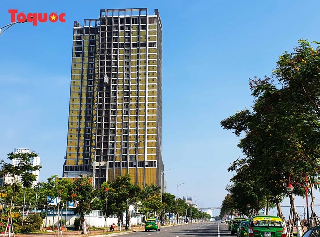 Kính ốp màu vàng một tòa nhà ở Đà Nẵng được nhập từ Trung Quốc - Ảnh 3.