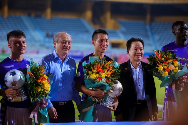 Sau danh hiệu Quả bóng Vàng 2019 Đỗ Hùng Dũng thăng hoa với tấm băng đội trưởng Hà Nội FC - Ảnh 1.