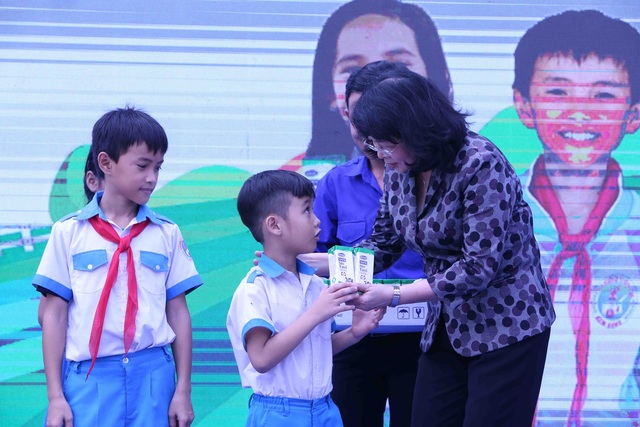 Học sinh miền núi Quảng Nam vui mừng khi được uống sữa tại trường  - Ảnh 2.