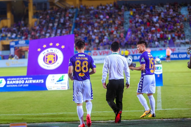 Sau danh hiệu Quả bóng Vàng 2019 Đỗ Hùng Dũng thăng hoa với tấm băng đội trưởng Hà Nội FC - Ảnh 2.