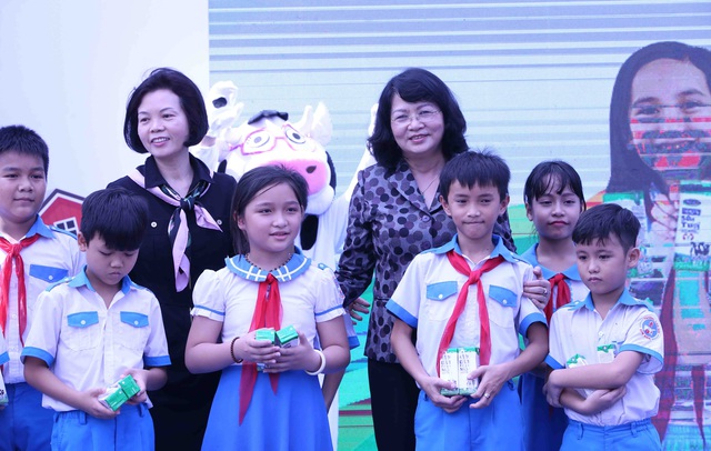 Học sinh miền núi Quảng Nam vui mừng khi được uống sữa tại trường  - Ảnh 3.