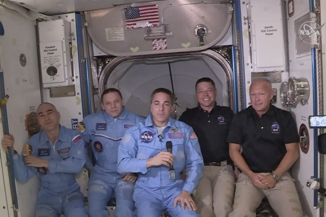 Cận cảnh gương mặt hai phi hành gia người Mỹ trên trạm không gian quốc tế - Ảnh 1.