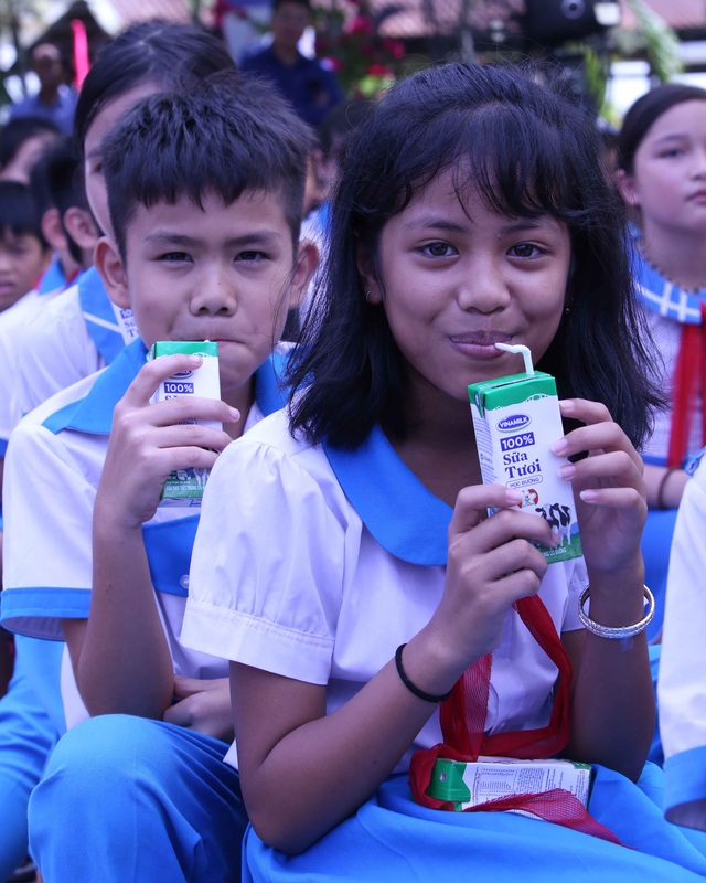 Học sinh miền núi Quảng Nam vui mừng khi được uống sữa tại trường  - Ảnh 7.