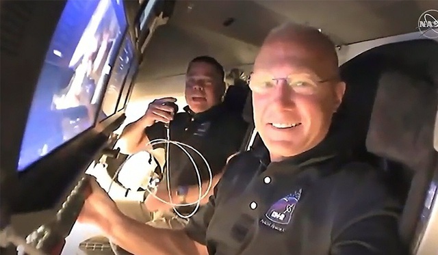 Cận cảnh gương mặt hai phi hành gia người Mỹ trên trạm không gian quốc tế - Ảnh 3.