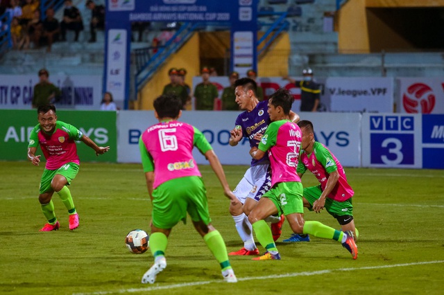Sau danh hiệu Quả bóng Vàng 2019 Đỗ Hùng Dũng thăng hoa với tấm băng đội trưởng Hà Nội FC - Ảnh 8.