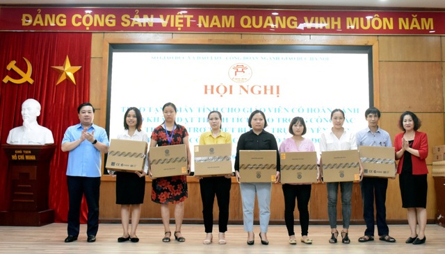 Hà Nội tiếp tục trao tặng thiết bị học cho giáo viên, học sinh có hoàn cảnh khó khăn - Ảnh 1.
