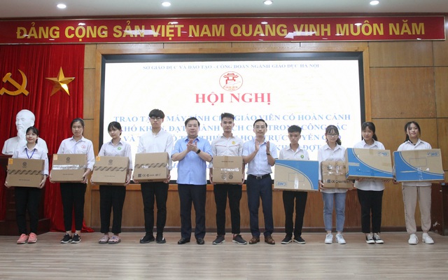 Hà Nội tiếp tục trao tặng thiết bị học cho giáo viên, học sinh có hoàn cảnh khó khăn - Ảnh 2.