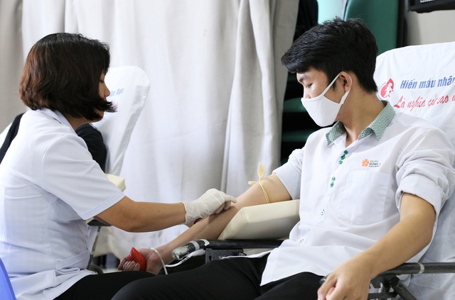 Hàng trăm sinh viên tham gia hiến máu tình nguyện - Ảnh 2.