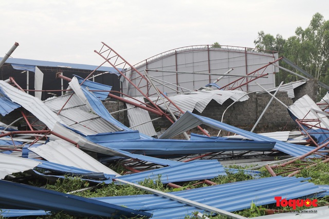 Vĩnh Phúc: Hiện trường tan hoang sau vụ lốc xoáy kinh hoàng khiến  hơn 20 người bị thương vong - Ảnh 7.