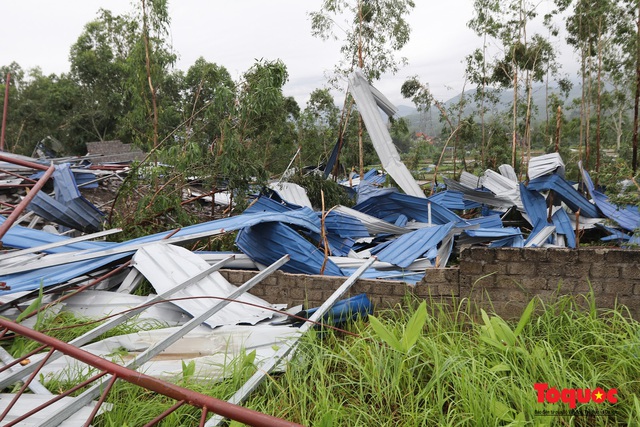 Vĩnh Phúc: Hiện trường tan hoang sau vụ lốc xoáy kinh hoàng khiến  hơn 20 người bị thương vong - Ảnh 11.