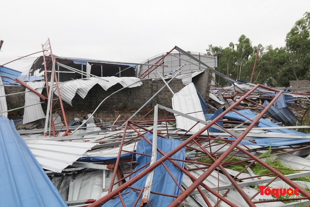 Vĩnh Phúc: Hiện trường tan hoang sau vụ lốc xoáy kinh hoàng khiến  hơn 20 người bị thương vong - Ảnh 6.